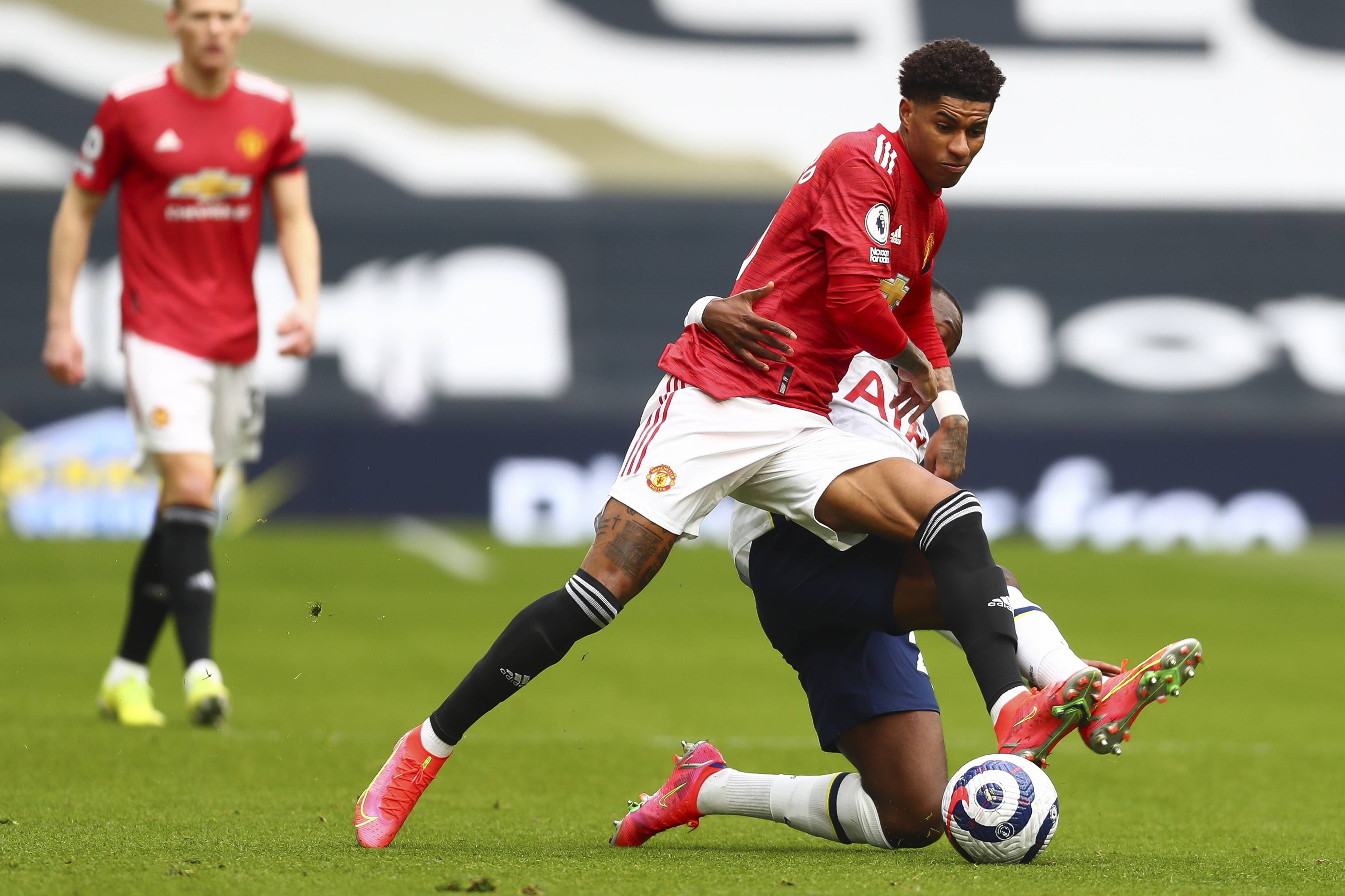 队报赛后评分：穆阿尼8、迈尼昂7、萨利巴3